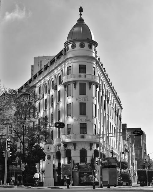 A black and white photo of a building
