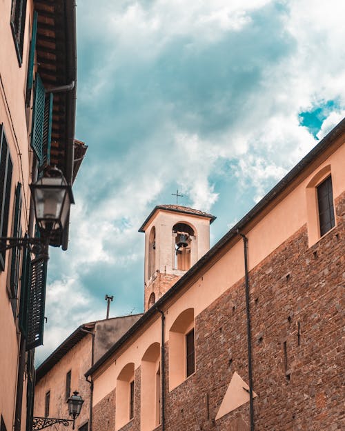 Bâtiment De L'église Sous Un Ciel Nuageux