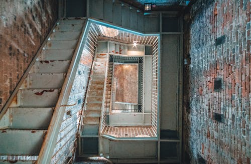 Фото вид сверху винтовой лестницы