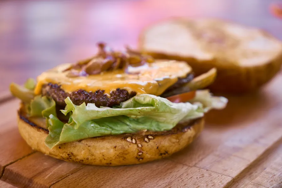 Préparation des burgers dans la cuisine de RAW