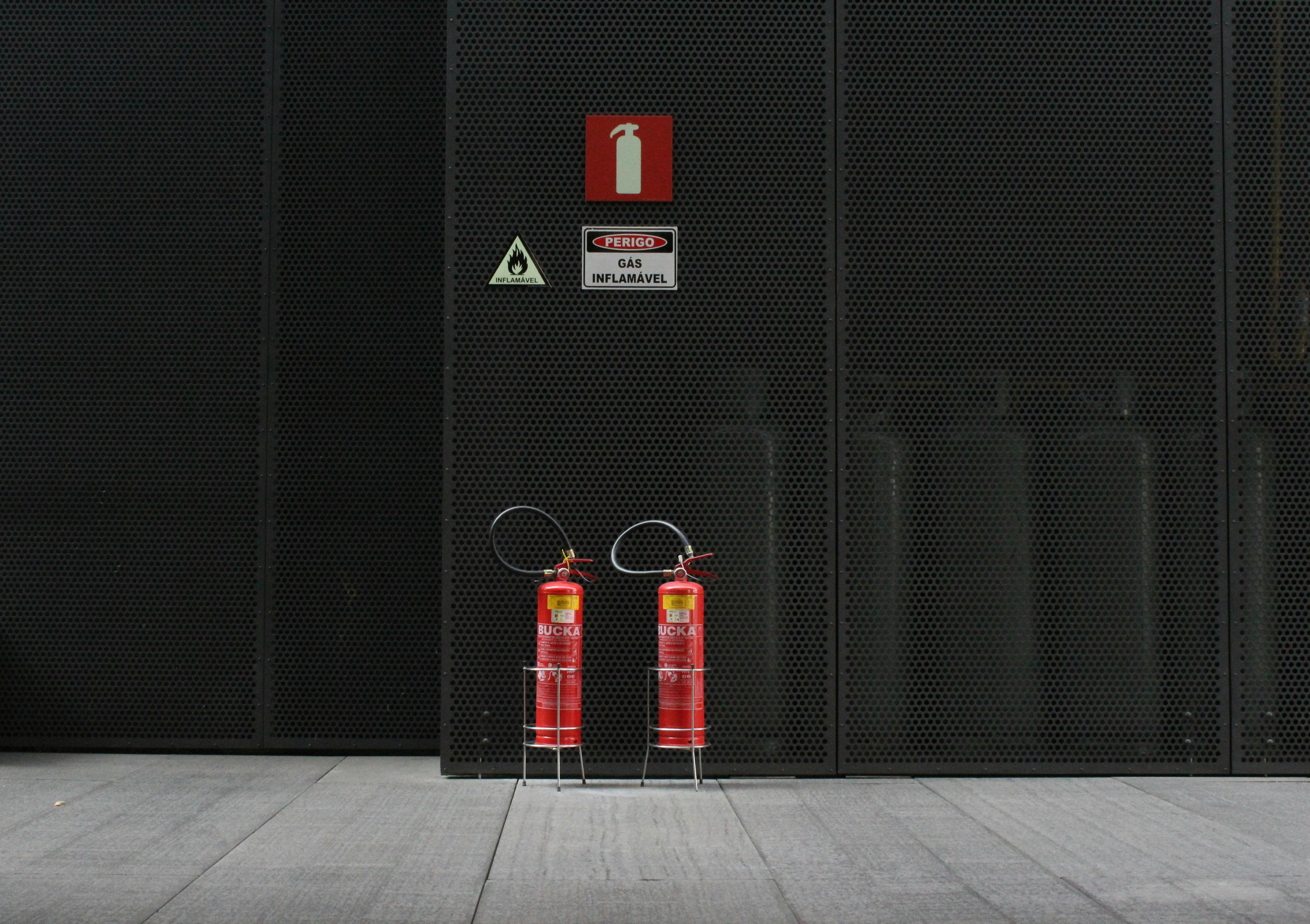 Mini Rot Tragbarer Feuerlöscher Auf Isoliertem Weißem Hintergrund.  Blindfeuerlöscher Für Ihr Design. Stockbild - Bild von sprühen, löschen:  220114733