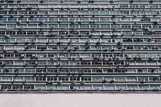 巴西圣保罗的当代建筑立面采用玻璃窗和空调，展现了现代建筑设计