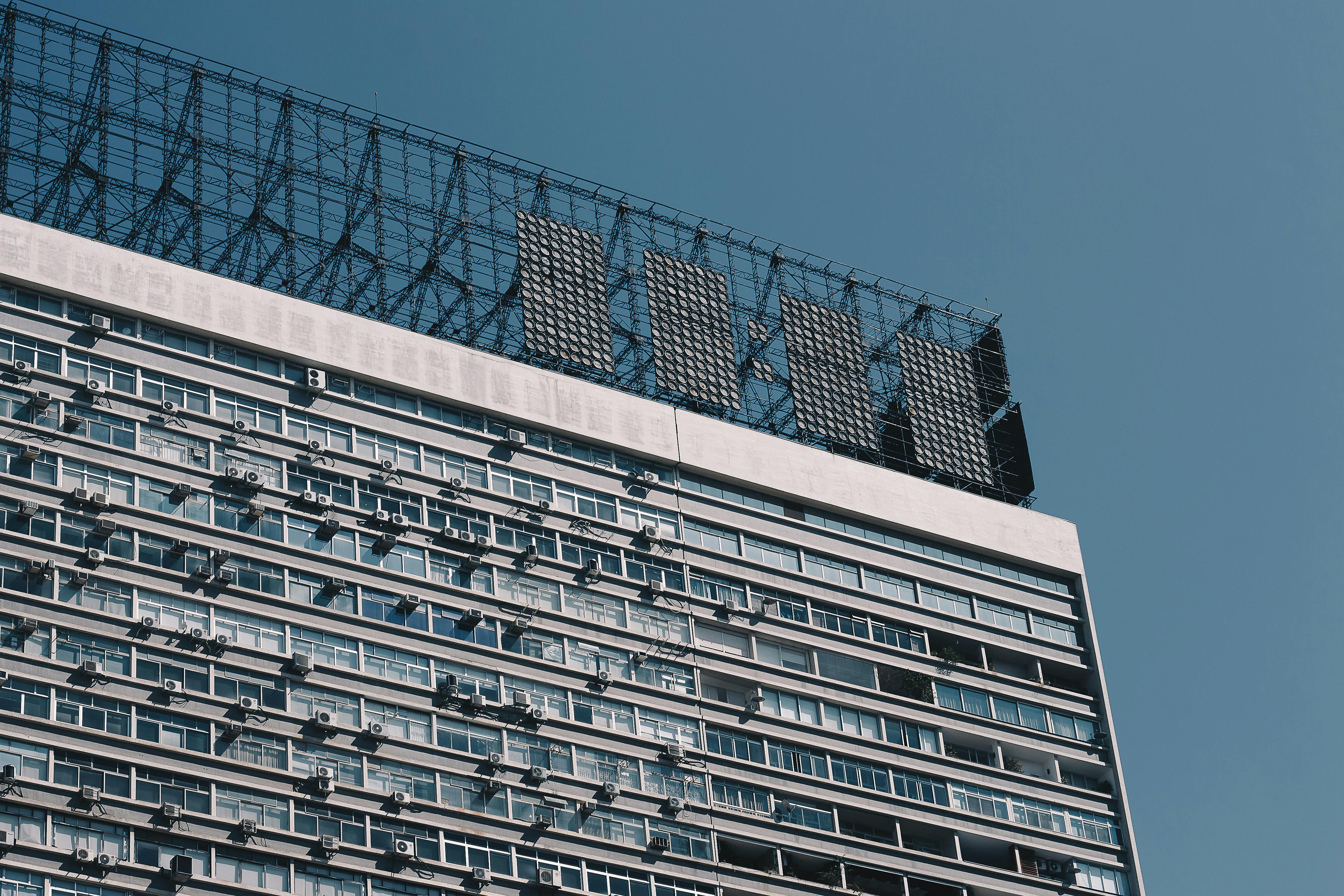 从低角度拍摄的圣保罗现代摩天大楼立面，突显了城市建筑的特色