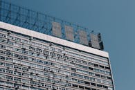 从低角度拍摄的圣保罗现代摩天大楼立面，突显了城市建筑的特色