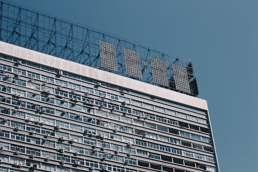 从低角度拍摄的圣保罗现代摩天大楼立面，突显了城市建筑的特色