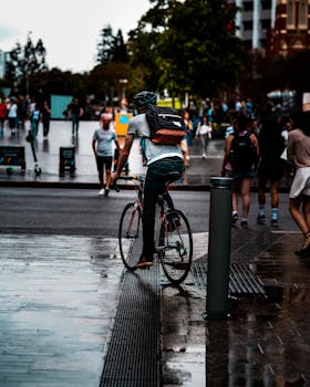 在城市街道上，骑自行车的人与行人同行，展现了城市的通勤与生活方式