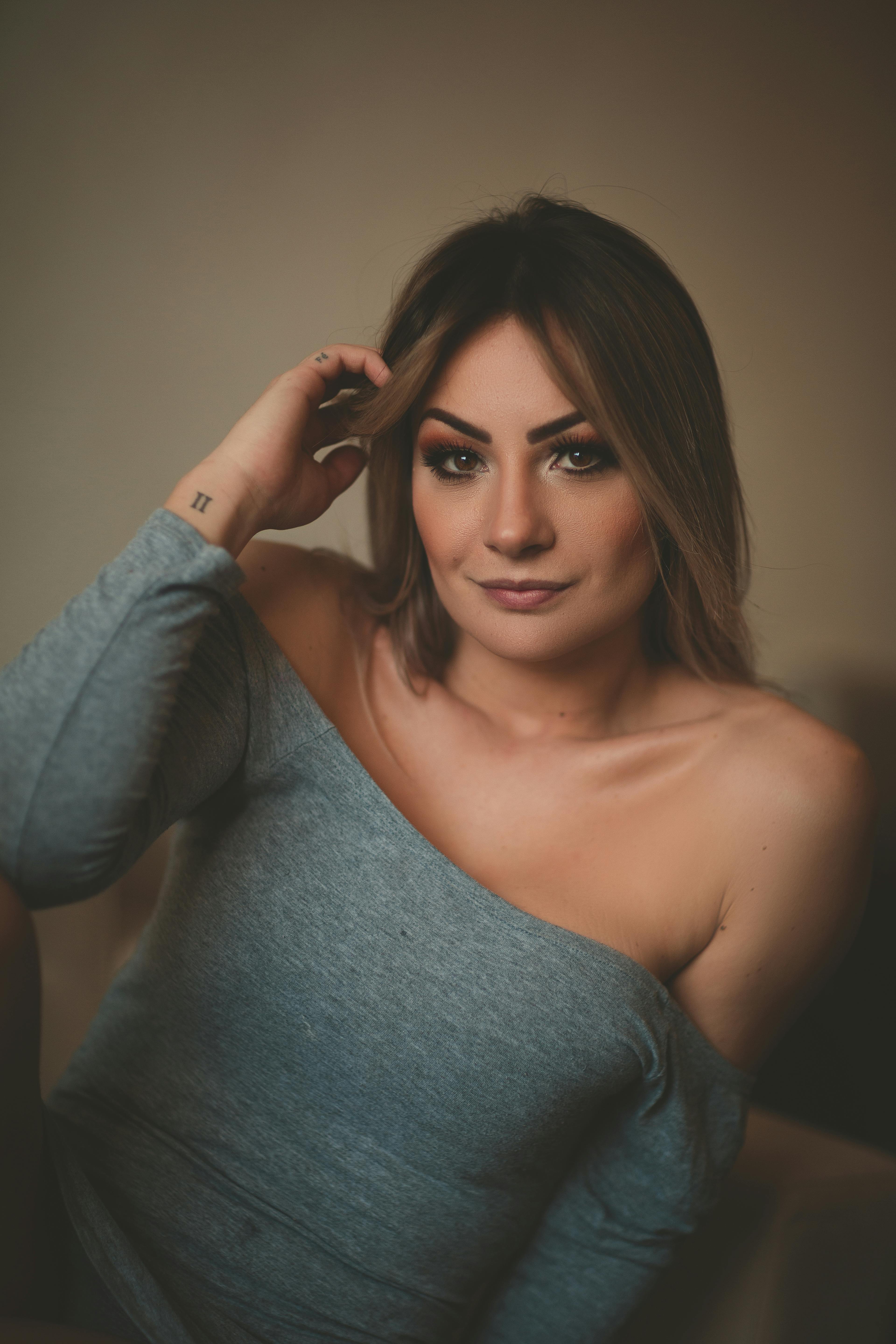 在柔和的灯光下，女性肖像于舒适的室内环境中凸显出优雅与魅力