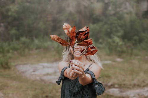 Foto Van Vrouw Met Droge Bladeren