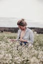 一位女性在田野中被盛开的野花环绕的宁静肖像