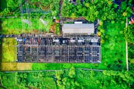 鸟瞰印度尼西亚万丹一座被绿色植物包围的工业工厂