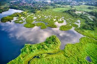 从空中俯瞰，印度尼西亚万丹郁郁葱葱的绿化与水景构成了一幅如画的风景