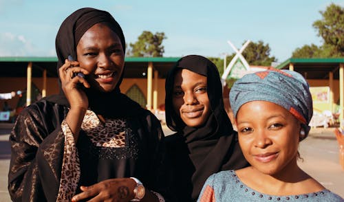 Tres Mujeres, Llevando, Hijab