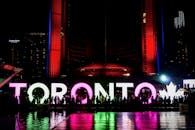 多伦多标志充满活力，闪烁着五彩缤纷的灯光，以人群的轮廓为特色，是这座城市的标志性象征