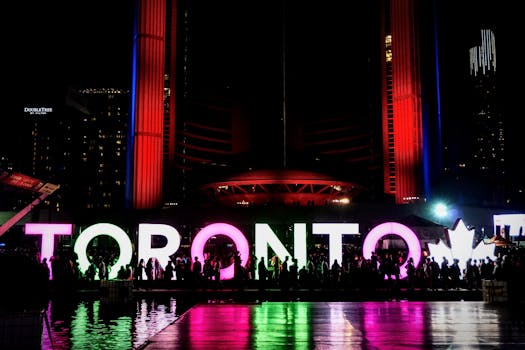 多伦多标志充满活力，闪烁着五彩缤纷的灯光，以人群的轮廓为特色，是这座城市的标志性象征