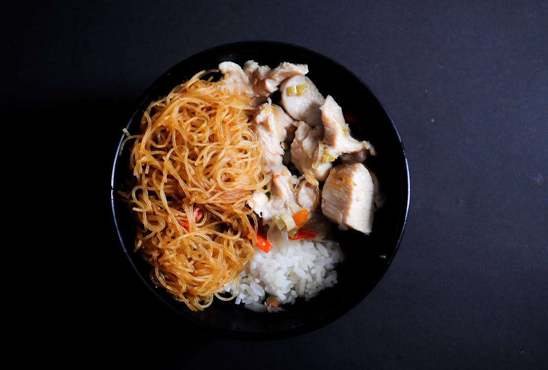 Tigela De Arroz Com Macarrão