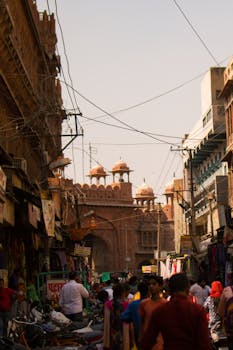 坎普尔市场的街景比这更热闹，挤满了人和商店