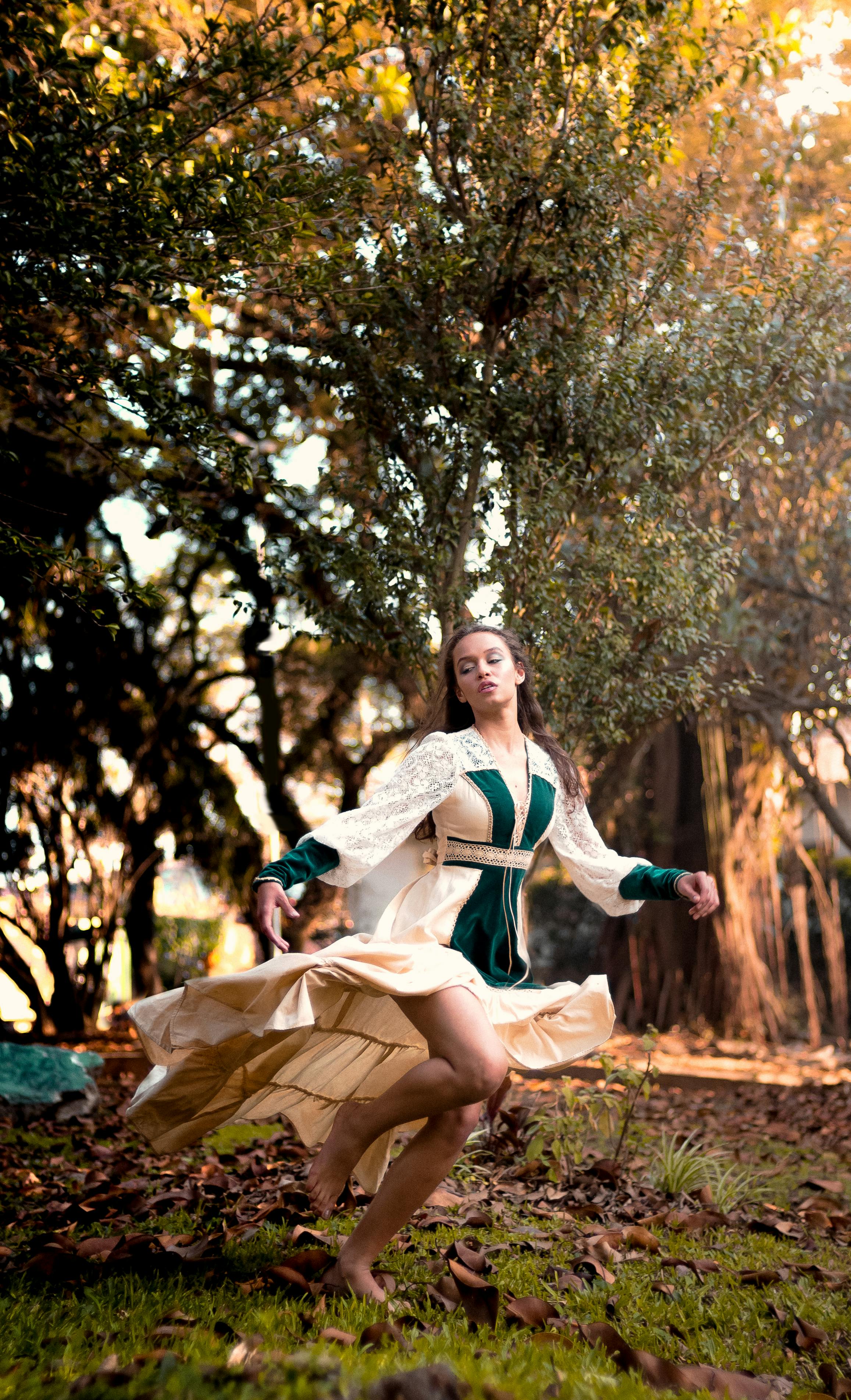 一位优雅的女子在秋意盎然的森林中翩翩起舞