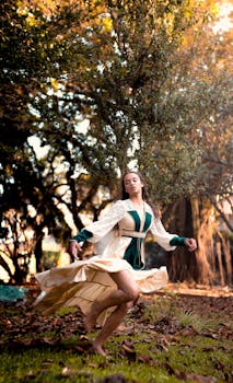 一位优雅的女子在秋意盎然的森林中翩翩起舞