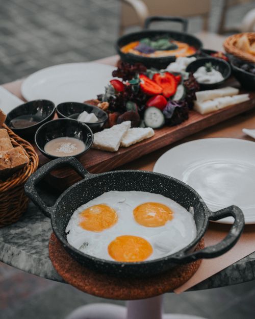 Free A vibrant Turkish breakfast with fried eggs, fresh vegetables, and more in Antalya. Stock Photo