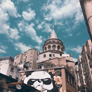 土耳其伊斯坦布尔的加拉塔塔及其周边城市街头艺术景观