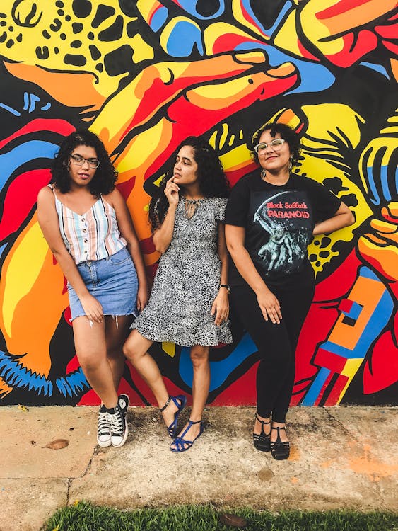 Gratuit Trois Femmes Debout à Côté Du Mur De Graffitis Photos