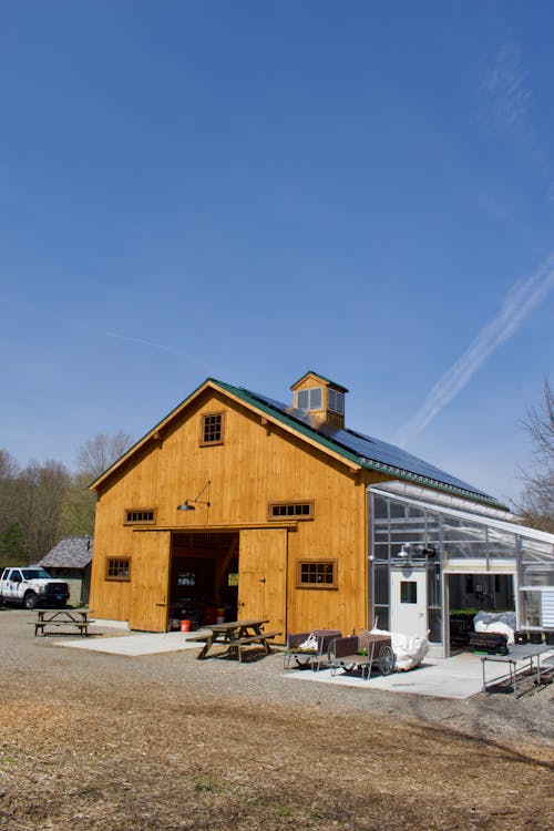 A barn with a solar panel on the roof