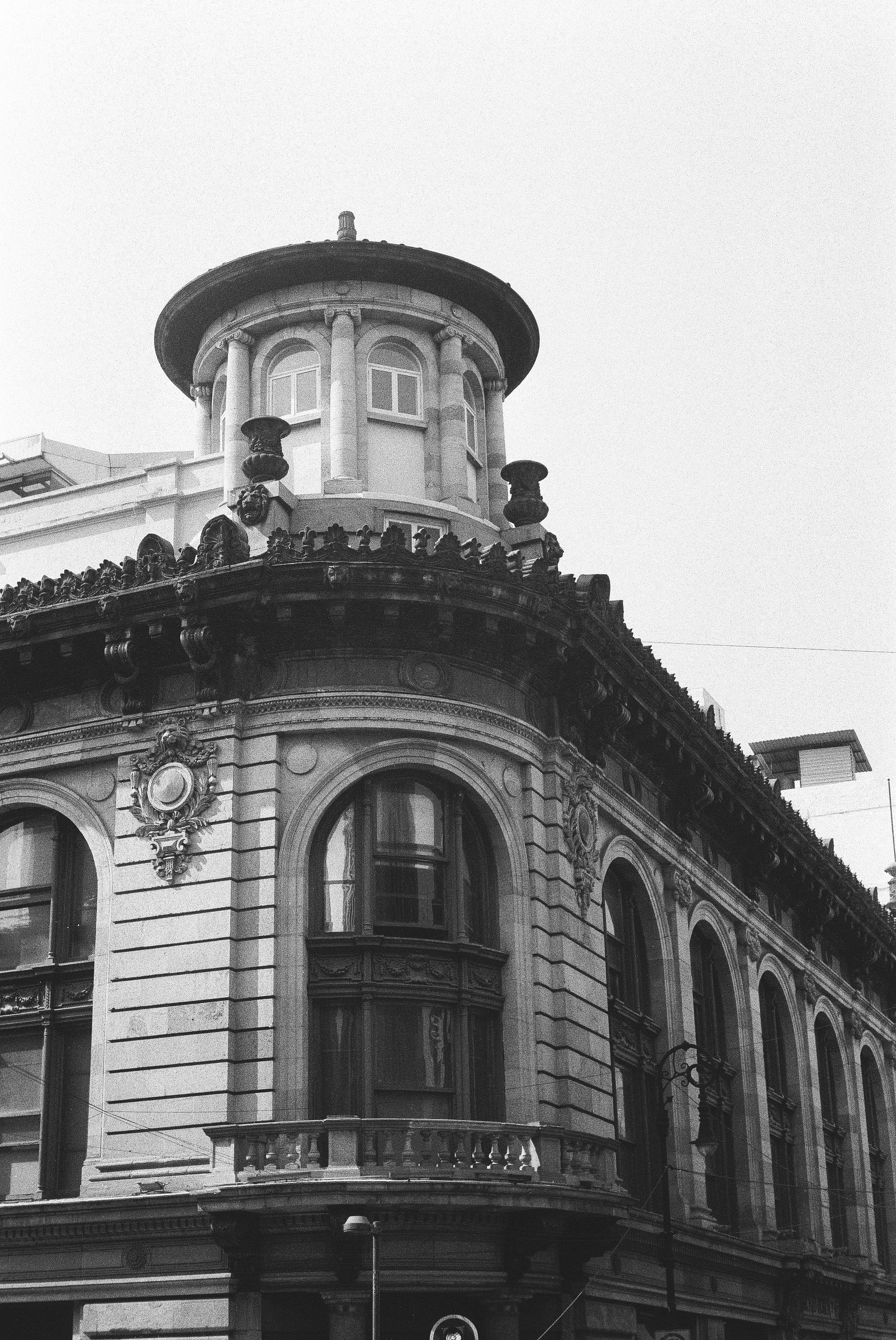 bezplatná Základová fotografie zdarma na téma architektura, černobílý, cesta Základová fotografie