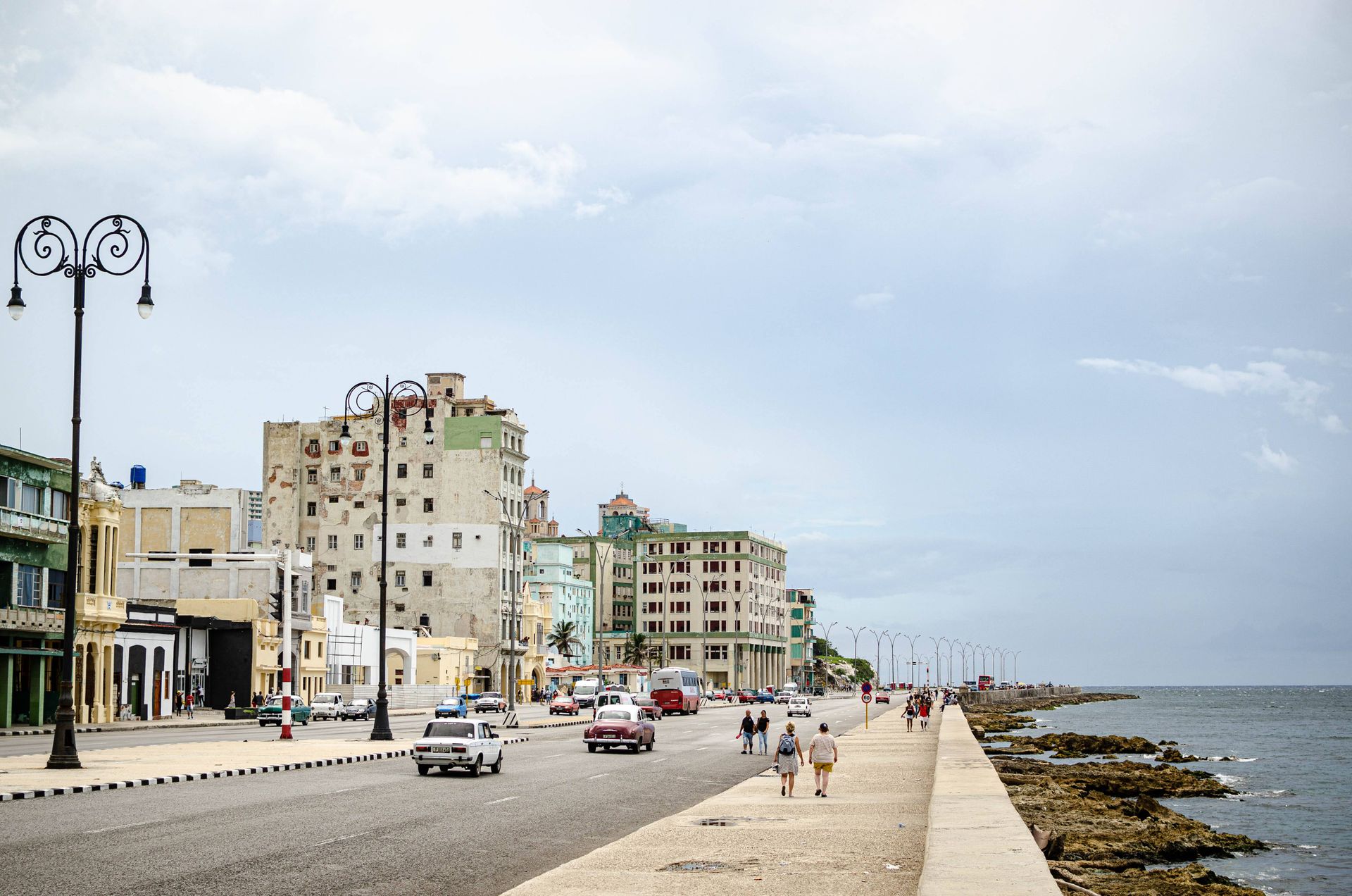 Havana, Küba'da Malecón sahil yolunun geniş görünümü