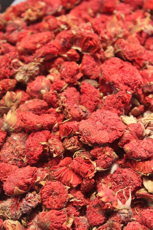 Free A vibrant stack of dried red flowers on display at a market in İstanbul, Türkiye. Stock Photo