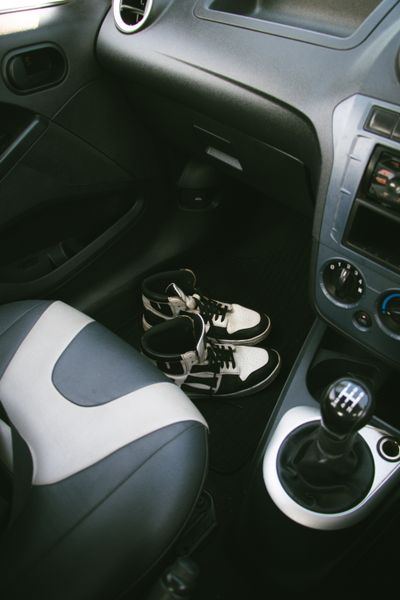 Floor mat fitted under front seats