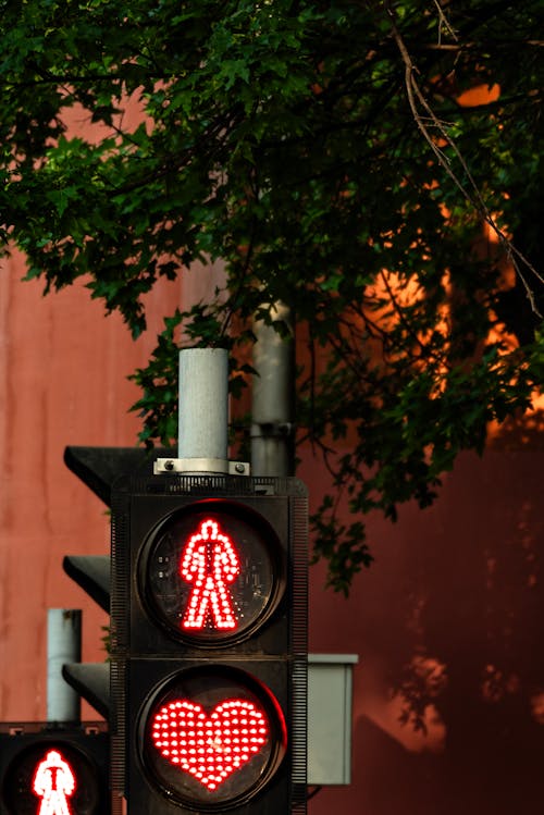 Ilmainen kuvapankkikuva tunnisteilla iltahämärä, liikennemerkki, punaiset valot