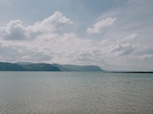 Безкоштовне стокове фото на тему «берег моря, вода, гора»