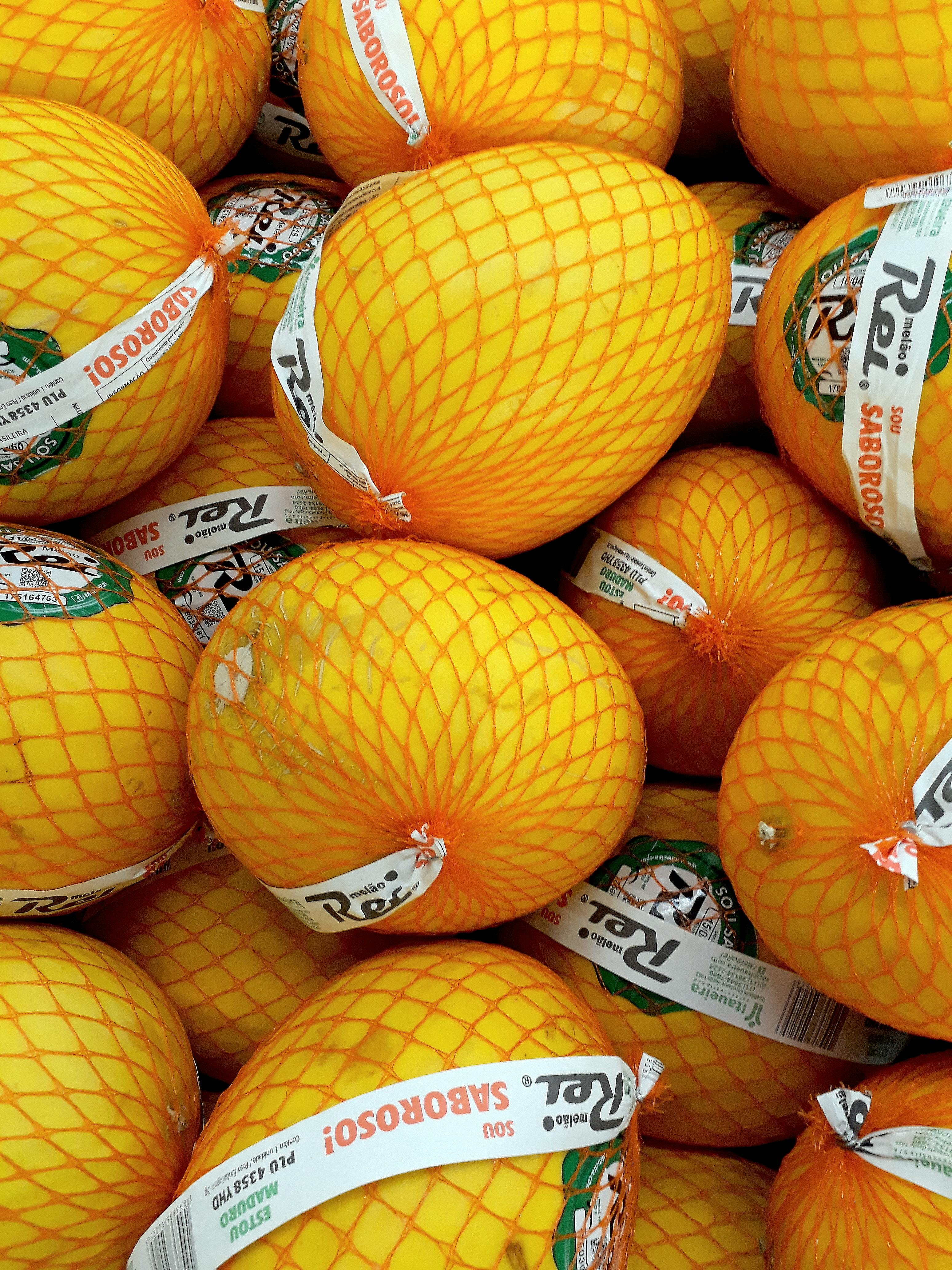 一网兜新鲜饱满的黄皮瓜，正待出售