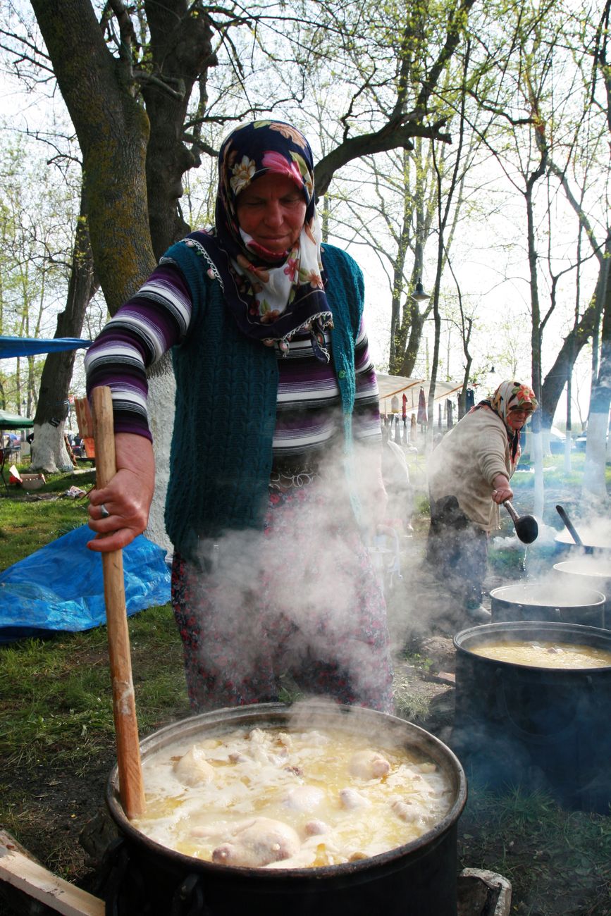 Participanți gătind la ceaun în aer liber, comunitate din Vetiș Participanți gătind la ceaun în aer liber, comunitate din Vetiș