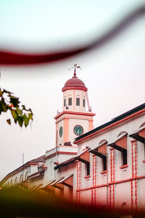 Fotografía Arquitectónica Edificio Blanco Y Marrón