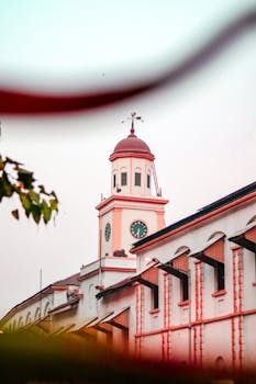 晴朗的天空下，经典的钟楼矗立着，展现出优雅的建筑风格