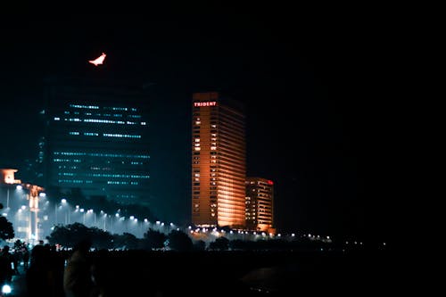 Gratis Edificios De La Ciudad Iluminados Durante La Noche Foto de stock