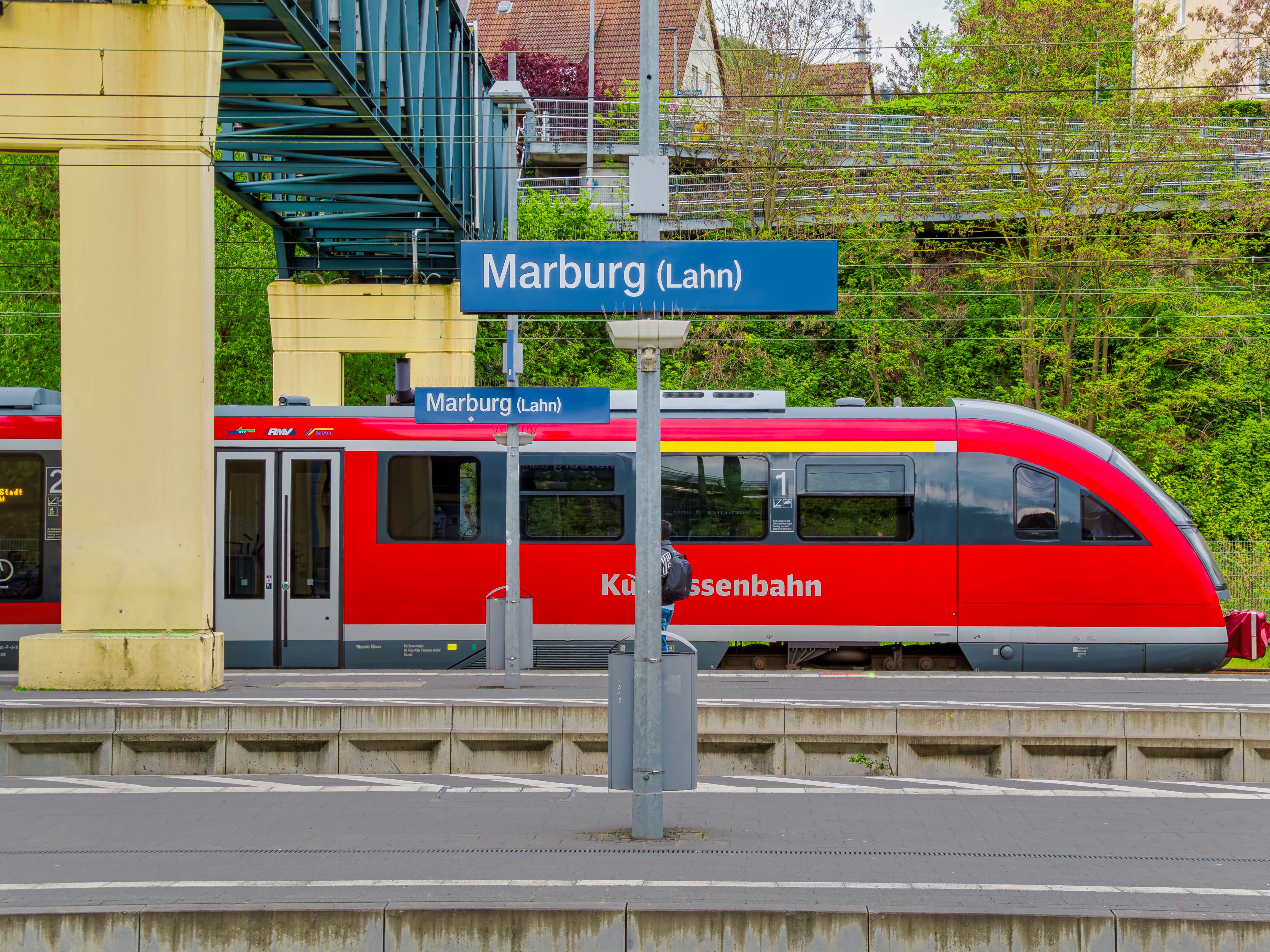 Warning sign about pickpockets in a crowded German train station