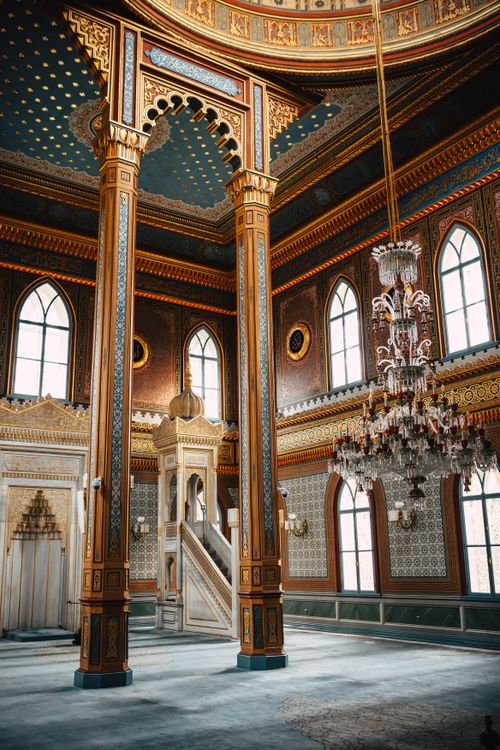 Free A beautifully decorated mosque interior with chandeliers, arches, and intricate details in Istanbul. Stock Photo