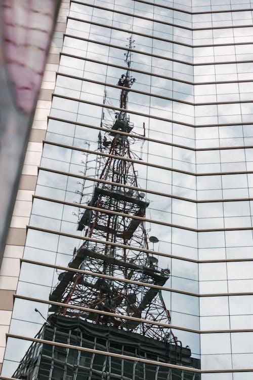 Reflectie Van Grijze Stalen Toren Bij Het Bouwen Van Glazen Wanden