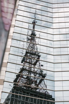 圣保罗的一座现代玻璃建筑中映出了天线塔