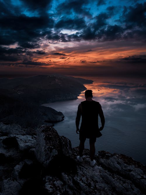 Photo D'un Homme Debout Sur Une Falaise