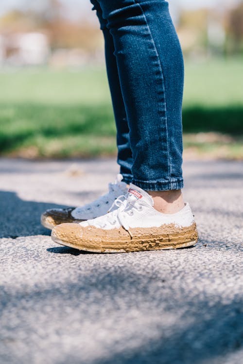 Persona Che Indossa Scarpe Da Ginnastica Basse Bianche