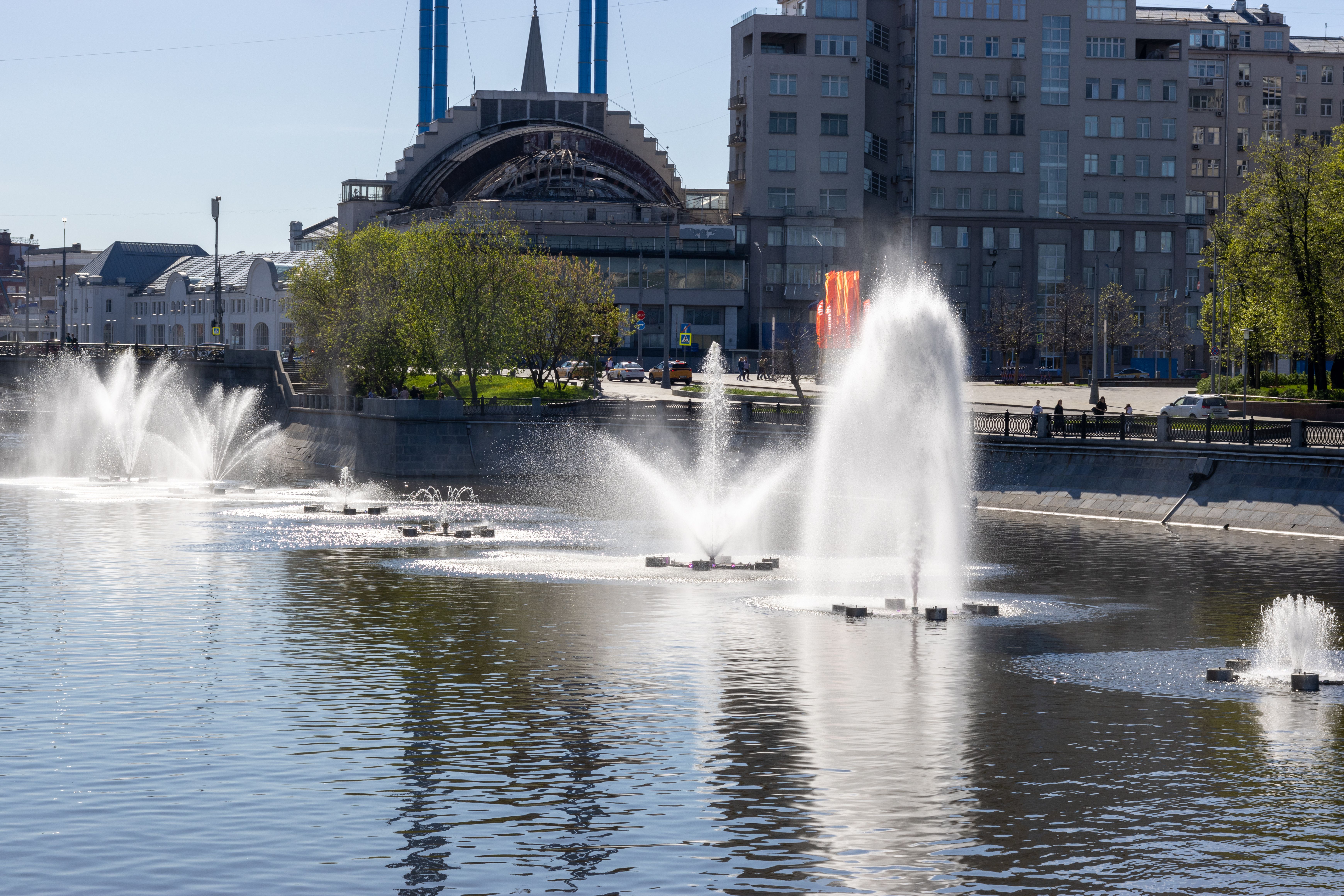 A Fountain on the River in Moscow, Russia · Free Stock Photo