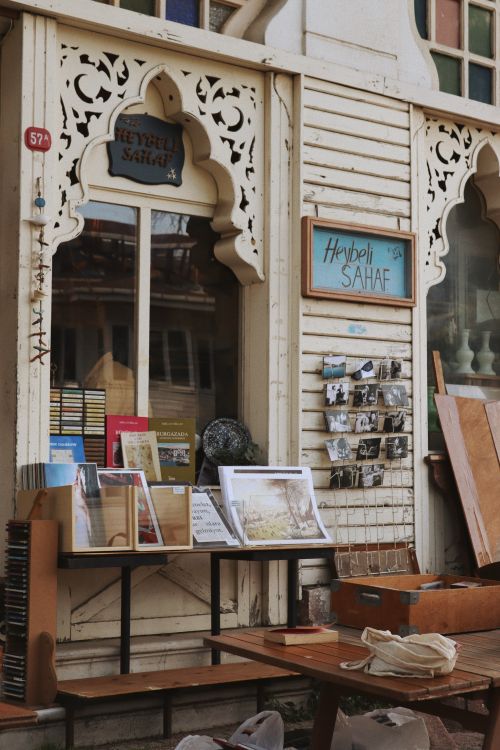 Free Vintage bookstore exterior with books and postcards displayed in Istanbul, Türkiye. Stock Photo