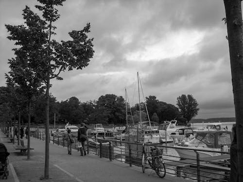 Kostenloses Stock Foto zu arrival, boat, clouds