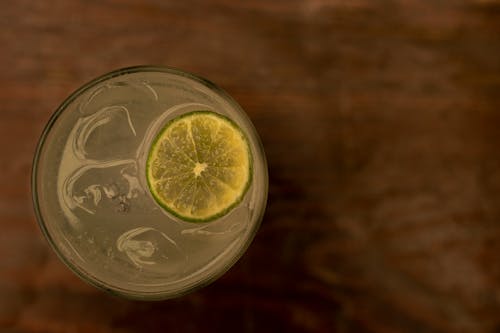 A glass of lemonade with a lime slice