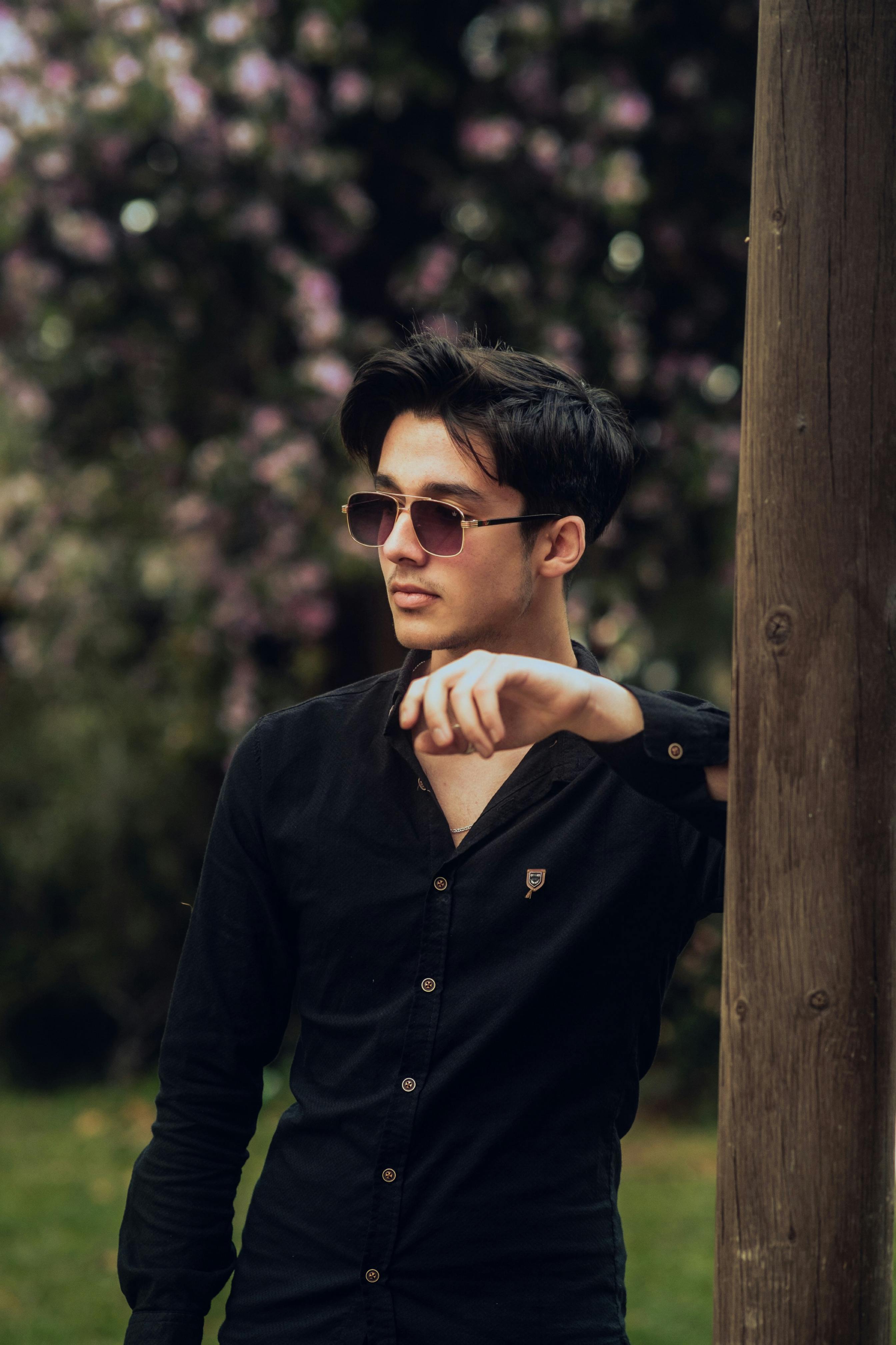 Man フォト Portrait of a Man Holding a Camera and Mountains in Background