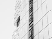 这张黑白照片展示了德国法兰克福一座摩天大楼时尚现代的外观