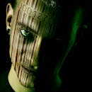 一张概念肖像描绘了一位脸上有条形码的男子，被绿光照亮